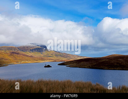 Loch Leathan e il vecchio uomo di Storr, Isola di Skye in Scozia UK Foto Stock