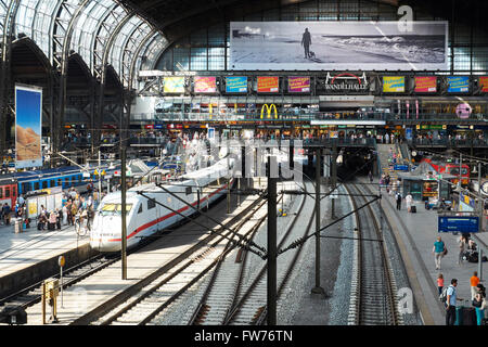 Amburgo, Germania - Agosto 13, 2015: piattaforme nella stazione principale di Amburgo Foto Stock