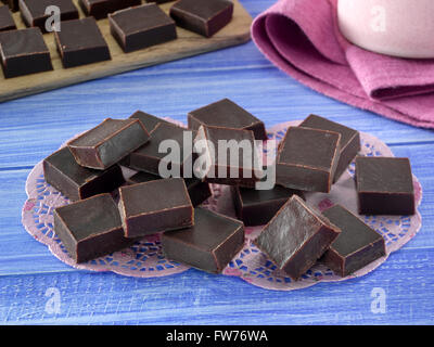 Caramelle di cioccolato fondente Foto Stock
