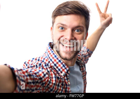 Felice giovane uomo prendendo un selfie foto. Isolato su bianco Foto Stock