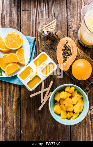 Estate sorbetto fatto in casa con succo naturale di frutta e frutta Foto Stock