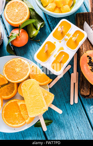 Rendendo naturale esotici in casa ghiaccioli, piatto ingredienti laici da sopra Foto Stock