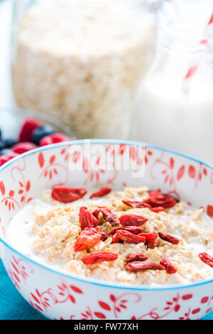 Colazione antiossidante, cereali e porridge con goji frutto.concetto di Dieta e benessere. Foto Stock