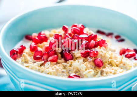 Estate fresca prima colazione, cereali con melograno. Uno stile di vita sano concetto. Foto Stock