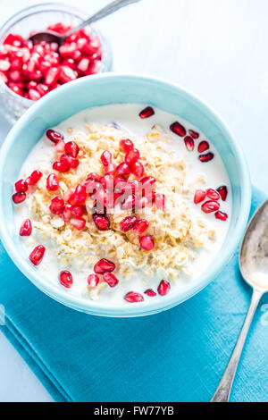 Estate fresca prima colazione, cereali con melograno. Uno stile di vita sano concetto. Foto Stock