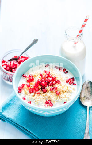 Estate fresca prima colazione, cereali con melograno. Uno stile di vita sano concetto. Foto Stock