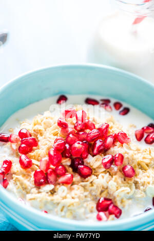 Estate fresca prima colazione, cereali con melograno. Uno stile di vita sano concetto. Foto Stock