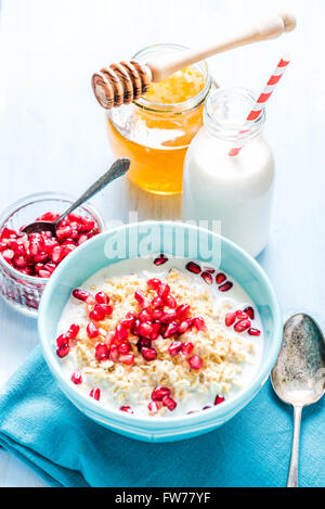 Estate fresca prima colazione, cereali con melograno. Uno stile di vita sano concetto. Foto Stock