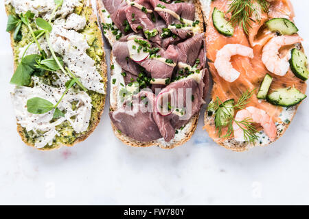 Sandwich sano sfondo su marmo bianco dal di sopra Foto Stock