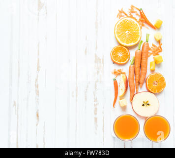 Ricetta per orange , Carota e frullato di Apple sul tavolo di legno Foto Stock