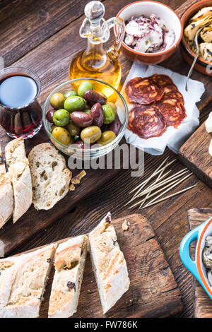 Tapas tradizionali per condividere con gli amici nel ristorante o bar. Foto Stock