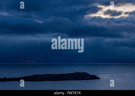 Isola di prova faro pre all alba del giorno tempestoso-Victoria, British Columbia, Canada. Foto Stock