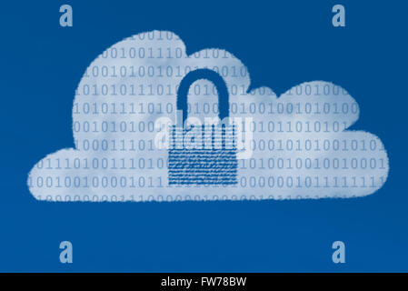 Una nuvola bianca con binari data e un lucchetto chiuso che illustra il concetto di sicurezza dei dati con il cloud computing. Foto Stock