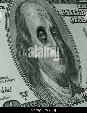 Ben Franklin sport un occhio nero e Band-aiuto sulla faccia di noi un centinaio di dollari suggerendo una debolezza del dollaro. Foto Stock