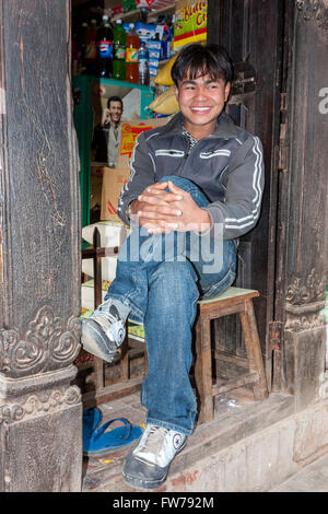 Bhaktapur, Nepal. Newari bottegaio. Foto Stock