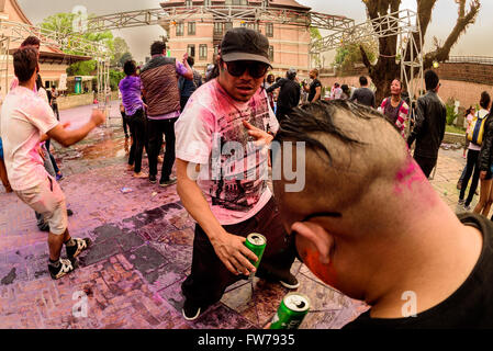 Holi, il festival dei colori che si celebra a Kathmandu in Nepal Foto Stock