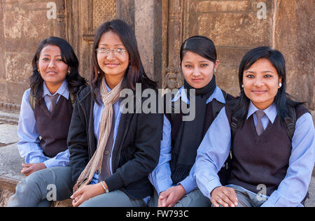 Bhaktapur, Nepal. Newari bambine, adolescenti, nell ultimo anno di scuola secondaria, in uniformi di scuola. Foto Stock