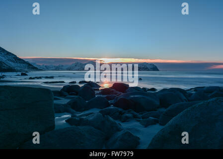 Spiaggia di Vikten nelle Isole Lofoten in Norvegia in inverno al tramonto. Foto Stock