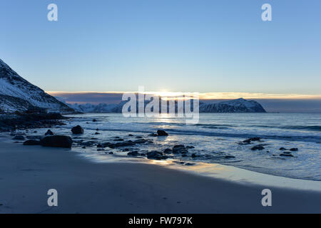 Spiaggia di Vikten nelle Isole Lofoten in Norvegia in inverno al tramonto. Foto Stock