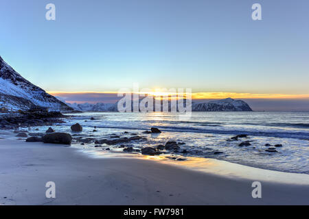 Spiaggia di Vikten nelle Isole Lofoten in Norvegia in inverno al tramonto. Foto Stock