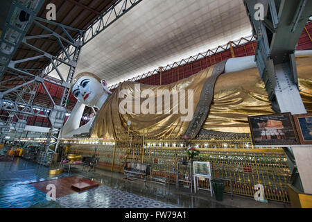 Il gigante Buddha reclinato a Chauk Htat Gyi Pagoda Yangon, Myanmar Foto Stock