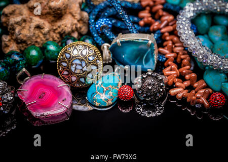 Accessori femmina con pietre colorate Foto Stock