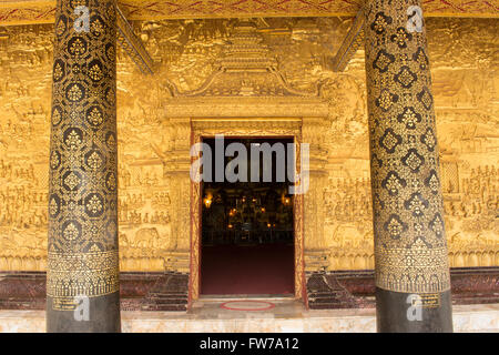 Questa immagine mostra un dettaglio Wat, porta, da parete, su palo, in Wat Mai (Luang Prabang, Laos) Foto Stock