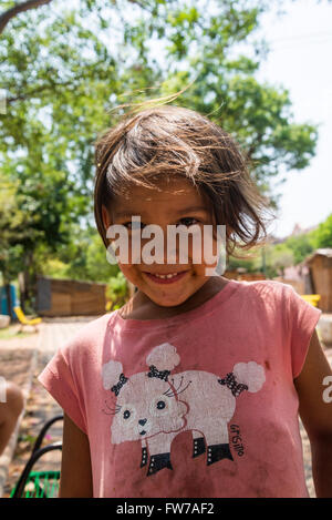 Bambina Guarani in campo di fortuna a Plaza de la Independencia, Asunción, Paraguay Foto Stock