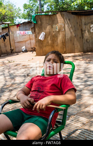 Bambina Guarani in campo di fortuna a Plaza de la Independencia, Asunción, Paraguay Foto Stock