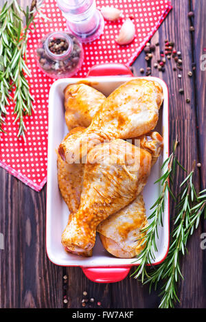 Materie le cosce di pollo in marinad e su un tavolo Foto Stock