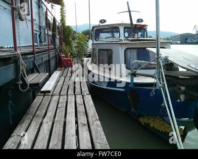 Barca su un vecchio molo di Linz Foto Stock