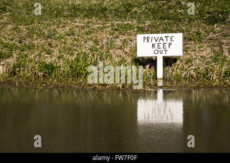 Mantenere privato fuori segno sulla banca del fiume di acqua Foto Stock