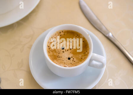 White tazza di caffè sul tavolo Foto Stock