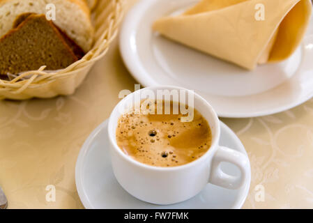 White tazza di caffè sul tavolo in un ristorante Foto Stock
