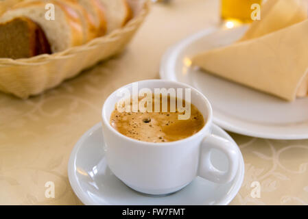 White tazza di caffè sul tavolo in un ristorante Foto Stock