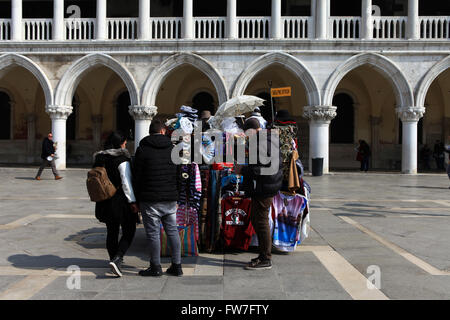 Souvenir tipici stand in Piazza San Marco, offre una ampia varietà di tradizionale veneziano merci simbolico Foto Stock