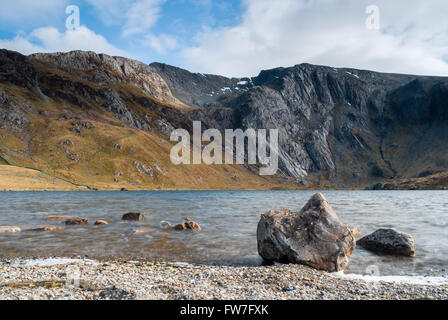 Cwm Idwal e Twll Du o i diavoli cucina nella gamma Glyderau delle montagne del nord del Parco Nazionale di Snowdonia nel Galles del Nord Foto Stock