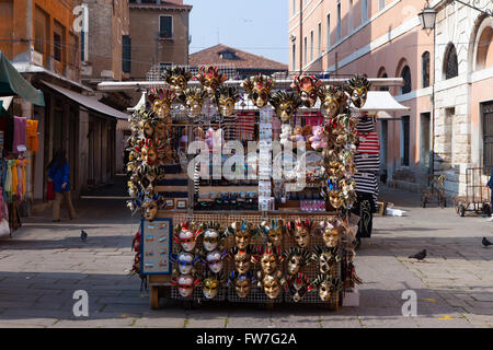 Souvenir tipici stand in Piazza San Marco, offre una ampia varietà di tradizionale veneziano merci simbolico Foto Stock