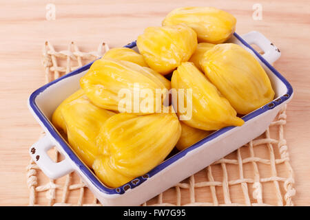 La frutta tropicale Jackfruit (jakfruit, jack, jak) nel recipiente. Messa a fuoco selettiva Foto Stock