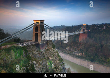Brunel incredibile il ponte sospeso di Clifton, a Bristol, a sunrise Foto Stock