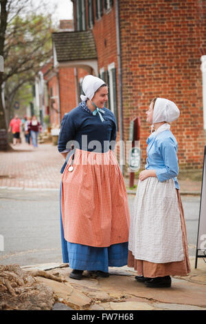 Guide in costume sono storia viva dei Moravi nella Vecchia Salem, Winston-Salem, North Carolina, Stati Uniti d'America. Foto Stock