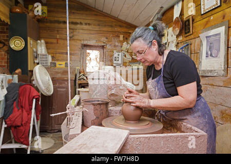 Potter Maria Farrell getta sulla ruota, Seagrove, North Carolina, Stati Uniti d'America. Foto Stock