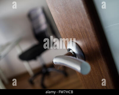 In primo piano della porta con soggiorno in background, profondità di campo Foto Stock