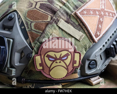 Los Angeles, CA, Stati Uniti d'America - 17 Marzo 2016: Mil-Spec scimmia e bandiera confederate patch su una tattica di battaglia casco Foto Stock