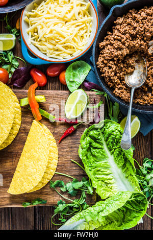 Tacos messicano con il guacamole, tradizionale cucina etnica. Foto Stock