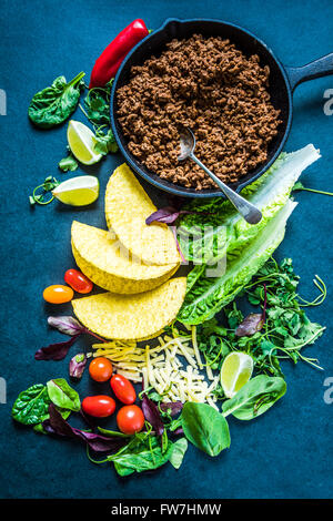 Messicana autentica ingredienti tacos, overhead su ardesia scura. Foto Stock