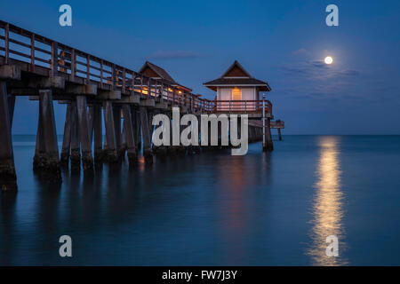 Luna piena impostazione sulla Napoli Molo, Naples, Florida, Stati Uniti d'America Foto Stock