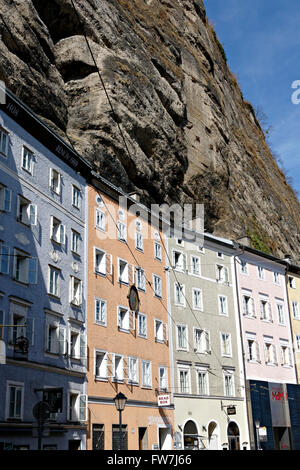 Architettura sotto le scogliere, Anton Neumayr Square, Salisburgo, Austria, Europa Foto Stock