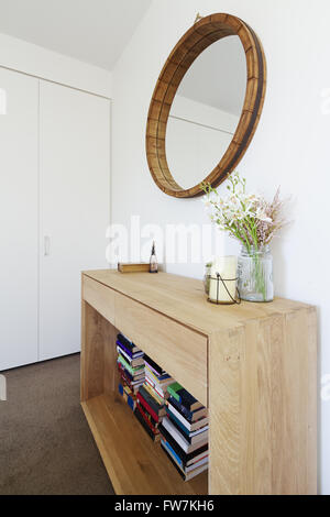 Decorazione di Interni design di credenza in legno buffet e specchio con candela e vaso di fiori Foto Stock