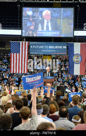 Saint Charles, MO, Stati Uniti d'America - 14 Marzo 2016: noi il senatore e candidato presidenziale democratico Bernie Sanders parla al rally. Foto Stock